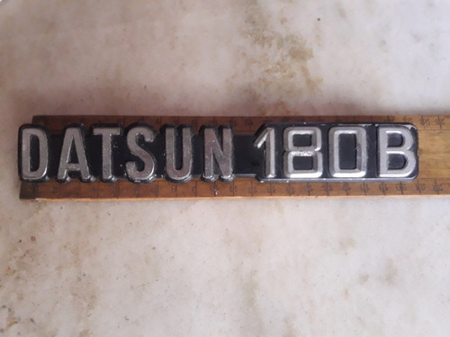 Datsun 180b,anagrama,insignia,21cm