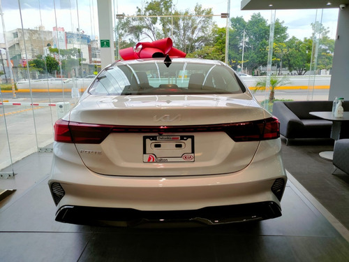 Imagen 5 de 15 de Kia Forte Sedan Lx Aut