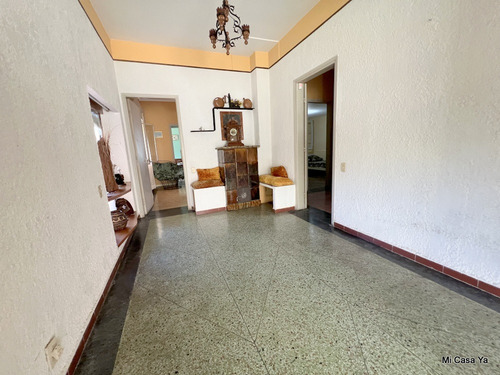 Venta De Gran Casa Padrón Único En San Ramón, Sobre Avenida Principal, Con Piscina, Garage Para 3 Vehículos, 4 Dormitorios, 2 Baños, Barbacoa, Quincho, Ideal Familia Numerosa, Empresa O Clínica, Divin