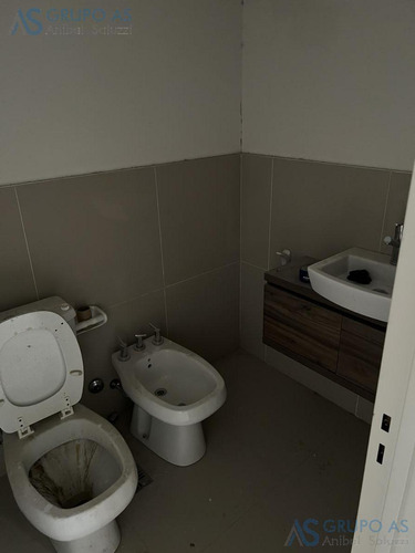 Importante Local Comercial De 115 M2
