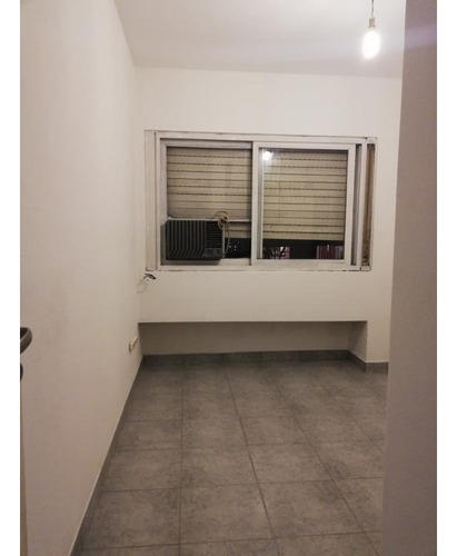 Departamento En Avellaneda Centro, Con Balcón Y Aires Acondicionado.