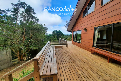 Hermosa Casa Con Amplios Espacios Y Entorno Natural. 4d, 3b