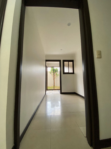 Imagen 9 de 20 de Casa De Dos Pisos - Lomas De Ayarco