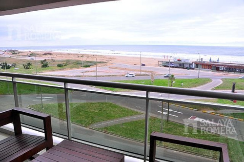 Apartamento De 4 Dormitorios Ubicado En Primera Linea De Playa Brava, Punta Del Este
