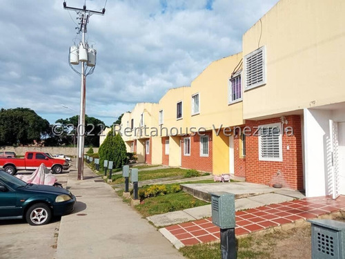 Monicam 23-2281 Cómodo Townhouse Ubicado En Conjunto Privado Con Vigilancia , Espacios Para Diseñar A Su Gusto, Patio Trasero. Con Permisologia Para Realizar Un Tercer Nivel
