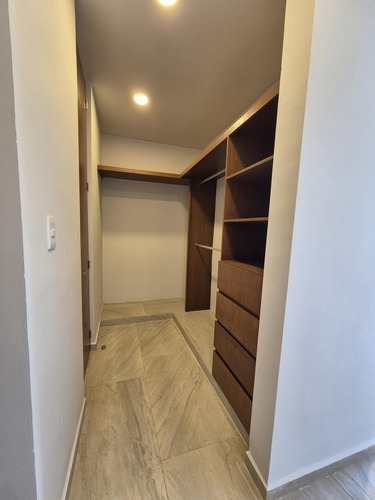 Residencia En Venta, Completamente Lista En Privada Con Casa Club De Lujo!