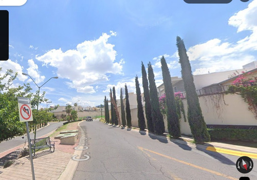 Casa En Fraccionamiento Ubicada En Colonia Paseo De Chihuahua, Con 3 Recamaras Y 199m2, A Solo Unos Minutos De Plaza Comercial Paseo Basarí.
