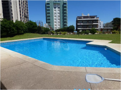 Apartamento En Alquiler De 3 Dormitorios En Punta Del Este, Con Parrilla