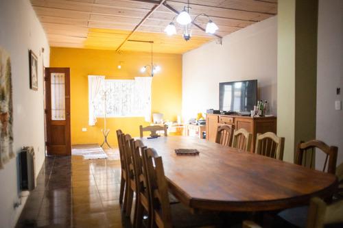 Cañuelas -larrea 1694 Esquina Castelli, A Solo 100 Mts De Ruta 205 - Casa En Venta