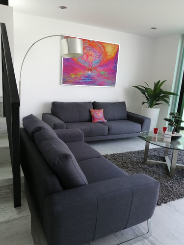 Se Vende Hermosa Casa En El Refugio, Estudio, Jardín, 3 Recamaras, Equipada..