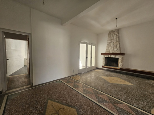 Planta Baja, Un Dormitorio, Escritorio, Pequeño Patio