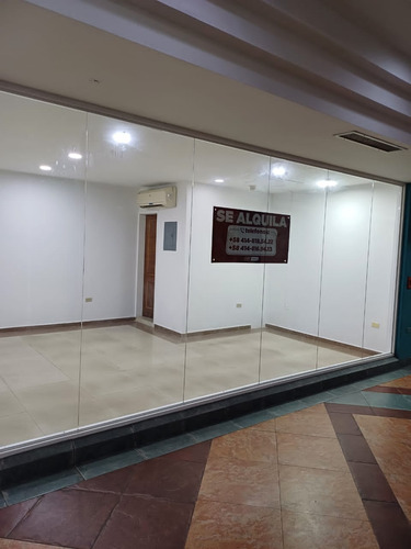 Local En Alquiler De 32m2 Con Baño , Camino Real, Barcelona