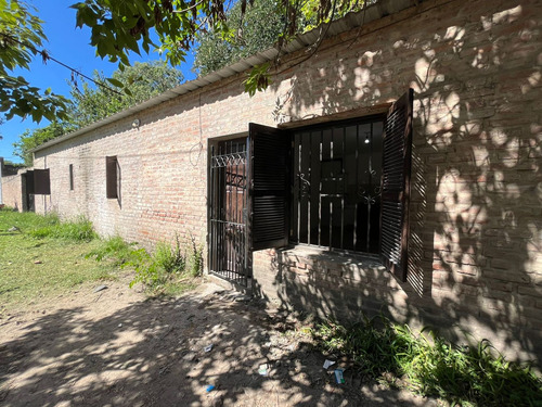 Venta Casa De Dos Dormitorios En Guadalupe Oeste