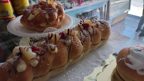Variedad De Pan, Dulces Y Empanadas