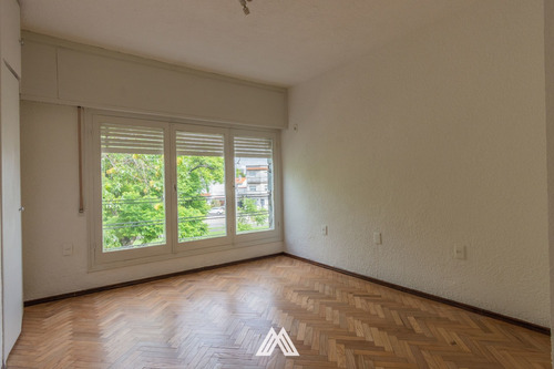 Venta De Casa En La Blanqueada Con Garaje Y Jardín