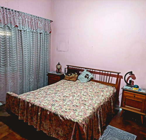 Casa De 3 Ambientes Con Local Y Gran Parque En Zapata Al 700, Banfield Oeste