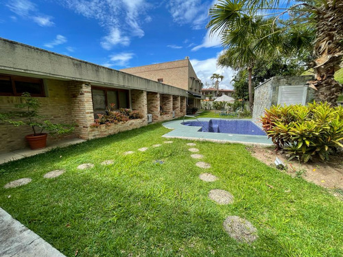 Se Vende Casa 900m2,6h/5b/10p. Cerro Verde.