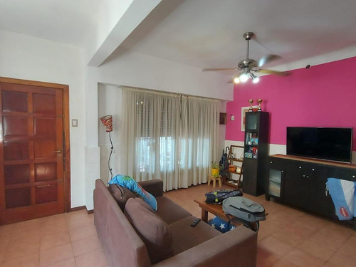 Venta - Casa En Beccar Con Dos Viviendas En Block Y Garage. Ideal Inversión.