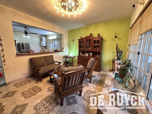 Casa Con Quincho En Barrio San Emilio