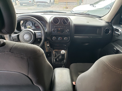 Imagen 2 de 9 de Jeep Patriot 2016 Gris Mecánico