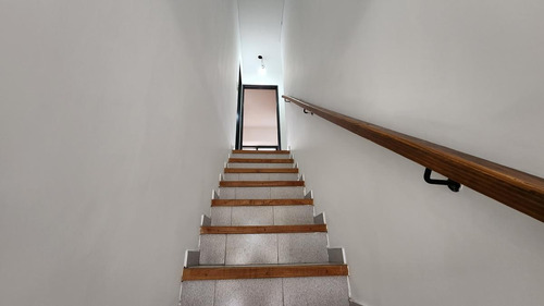 Imagen 9 de 17 de Departamento De Un Dormitorio Tipo Duplex Con Toliette Y Balcón Al Frente