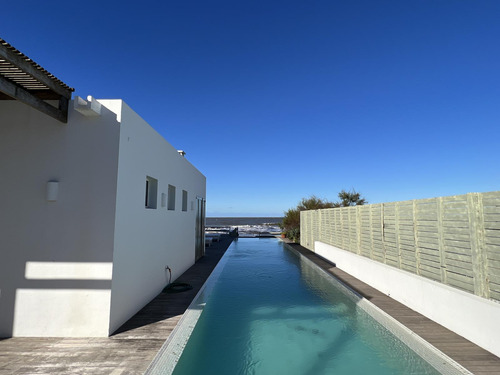 Casa En La Playa Primera Linea Del Mar. La Barra Punta Del Este.