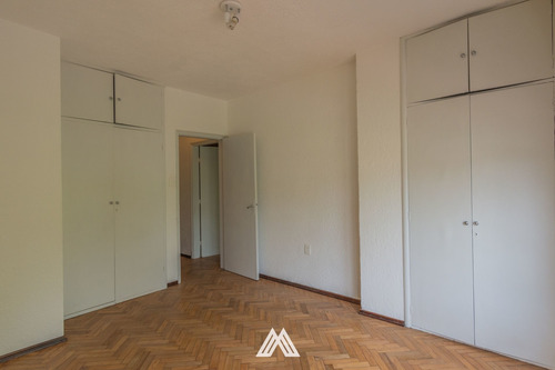 Venta De Casa En La Blanqueada Con Garaje Y Jardín