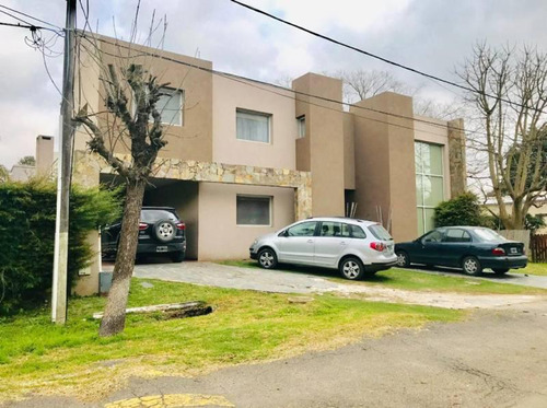 Casa En Venta - 4 Dormitorios 4 Baños - Cochera - 760mts2 - Loma Verde, Escobar