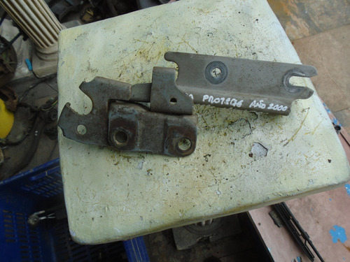 Imagen 2 de 4 de Vendo Bisagra Izquierda De Tapa De Motor De Mazda Protege