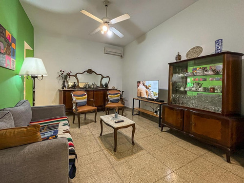 Imagen 3 de 27 de Casa De Pasillo Con 2 Dormitorios Y Patio En Barrio Lourdes