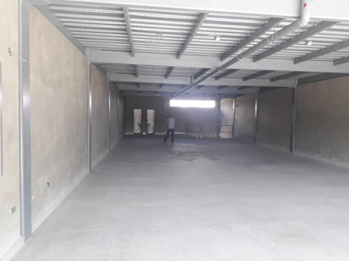 Imagen 3 de 8 de Se Alquila Local Comercial De 400m2. C.c. Platinum