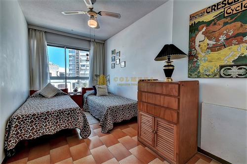 Departamento En Edificio De Categoría A Metros Del Mar- Ref: 2563