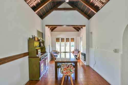 Casa De 3 Dormitorios En Venta Con Pileta Y Quincho Fisherton