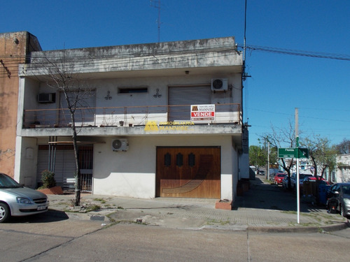 Gran Casa Con Galpón. Notable Esquina Céntrica