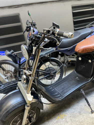 Uma Scooter Preta Que Chega A 68km Semi Nova Com Documento