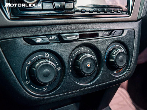 Imagen 17 de 25 de Peugeot 301 Extra Full 1.2 | Permuta / Financia