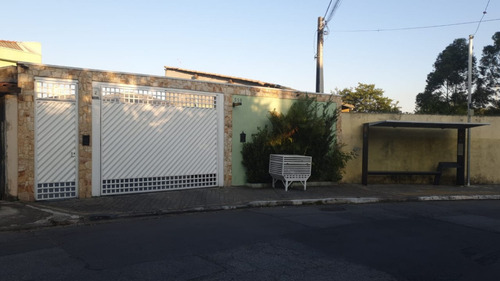 Casa Com Três Quartos Em Condominio