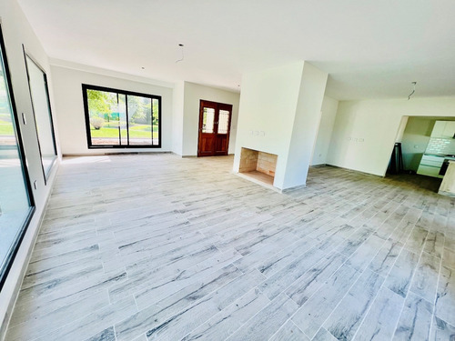 Imagen 5 de 30 de Casa A Estrenar En Haras! Excelente Lote, 4 Dormitorios, Jardin Y Piscina! Excelentes Terminaciones!