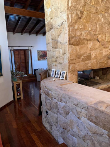 Casa En Venta De Cuatro Dormitorios En Alejandro Centeno, Zona Norte