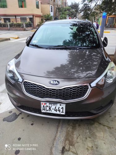 Auto Kia Cerato Hatchbac Color Beige Oscuro