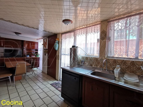 Casa De 215m2t / 347m2c / 4r / 3.5b / 1a / Vigilancia