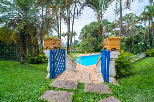 Vendo Belíssima E Encantadora Chácara!!! Com Duas Casas, Com Dois Salões De Festa E Muito Mais, Confira A Descrição Abaixo.