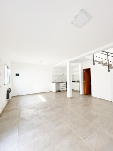 Casa Duplex De Pasillo En Arroyito