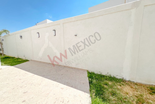 Casa En Venta Con Terreno Excedente En Un Residencial Muy Tranquilo Y Seguro En La Zona Norte De ...