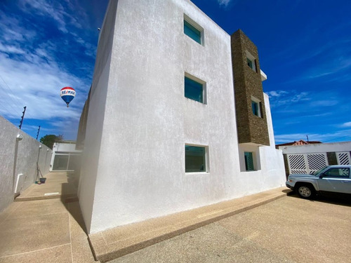 Re/max 2mil Alquila, Townhouse, Urbanización Vistamar, Maneiro, Isla De Margarita.