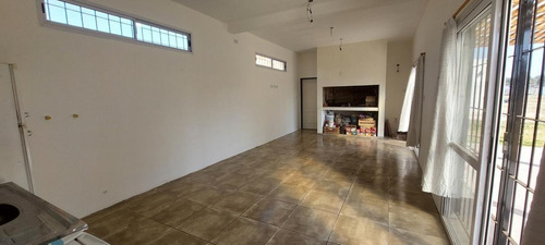 Imagen 5 de 17 de Excelente Casa Tipo Quincho A La Venta - Cañuelas
