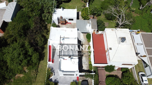 Casa En Venta En Piriápolis Punta Fría Con Vista Al Mar Y A Los Cerro. A 150 Metros De La Rambla
