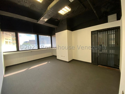 Imagen 2 de 14 de Amplia Y Cómoda Oficina De 206 Mts, Muy Bien Ubicada En El Corazón Del Rosal. Cuenta Con Mas De 15 Espacios De Trabajo, 5 Despachos Cerrados, Aire Acondicionado Central, Internet , 5 Puestos