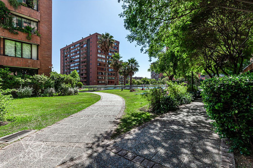 Gran Distribución Y Ubicación. Seguro Y Bonito Condominio.