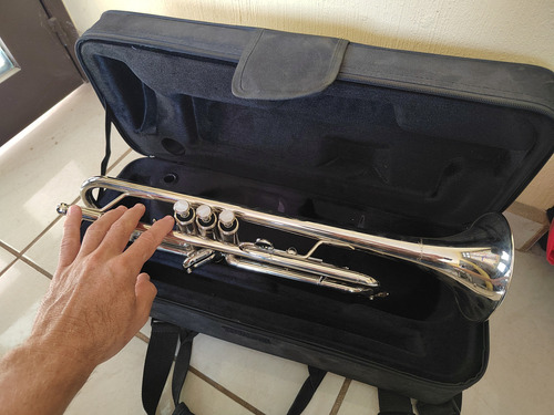 Trompeta Silvertone Plateado Con Estuche Sin Boquilla Plateado (Usado)